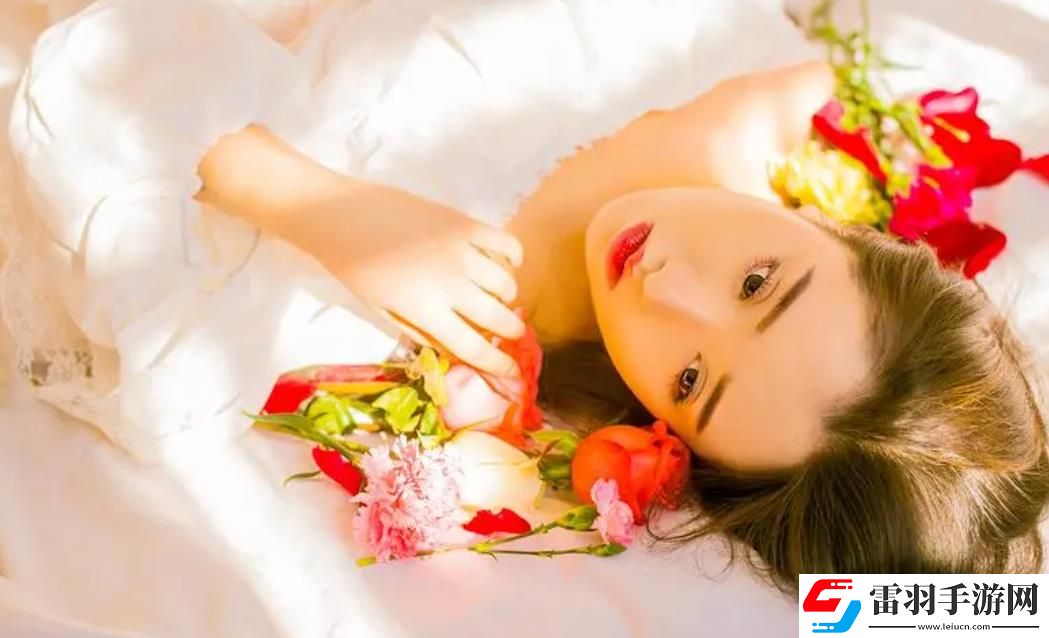 一前一后三個人一起騎自行車：默契配合與歡聲笑語-家庭騎行的溫馨與樂趣全記錄！