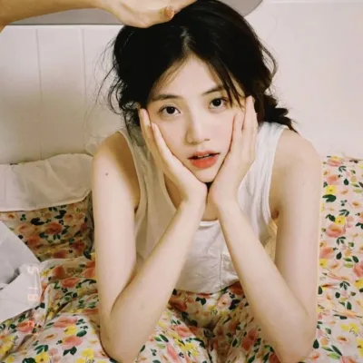 胸前的柔軟掌心溫?zé)?></p><p>這個簡單卻又動人的瞬間,成為兩個人共同的回憶,成為他們彼此依戀的證明。那溫?zé)岬恼菩?就像一盞永不熄滅的明燈,指引著他們走向更美好的未來。</p></article>            </div>
            <div   class=