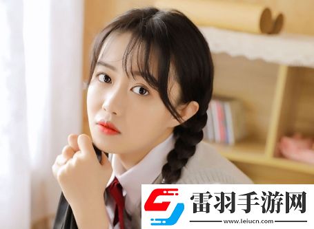 風(fēng)流?；?></p><p>獨(dú)特的外表與穿搭</p><p>首先，風(fēng)流?；ㄍ运齻儶?dú)特的外表和時(shí)尚的穿搭引領(lǐng)著校園的時(shí)尚潮流。無(wú)論是在課堂上還是校園活動(dòng)中，她們總能夠展現(xiàn)出與眾不同的氣質(zhì)和風(fēng)采。從簡(jiǎn)約清新到優(yōu)雅高貴，她們的每一種風(fēng)格都散發(fā)出一種獨(dú)特的魅力，讓人無(wú)法忽視她們的存在。</p><p>社交圈的廣泛與活躍</p><p>風(fēng)流校花們不僅在外表上有著過人之處，她們的社交能力也是她們受歡迎的重要原因之一。她們能夠輕松地融入各種社交場(chǎng)合，與不同的人群建立起良好的關(guān)系。無(wú)論是參加校園活動(dòng)、社團(tuán)組織還是參與公益活動(dòng)，她們總能夠以她們獨(dú)特的魅力吸引并影響著身邊的人們。</p><p>積極參與校園生活與領(lǐng)導(dǎo)能力</p><p>除了外表和社交，風(fēng)流?；▊?cè)谛@生活中的積極參與和出色的領(lǐng)導(dǎo)能力也是她們備受矚目的重要因素。她們往往擔(dān)任各種學(xué)生組織的重要職務(wù)，如班級(jí)干部、社團(tuán)負(fù)責(zé)人甚至是學(xué)生會(huì)成員。通過這些角色，她們不僅展示了自己的組織才能和決策能力，還為同學(xué)們樹立了榜樣。</p><p>關(guān)注時(shí)事與個(gè)人魅力的提升</p><p>風(fēng)流?；▊儾粌H僅關(guān)注自己的外在形象和社交能力，她們還注重自我提升和學(xué)術(shù)進(jìn)步。她們積極參與各類學(xué)術(shù)討論、文化活動(dòng)以及時(shí)事熱點(diǎn)討論，展現(xiàn)出她們超越外表的深度和內(nèi)涵。通過不斷學(xué)習(xí)和探索，她們不僅在外表上保持魅力，也在智慧和見識(shí)上吸引著身邊的人們。</p>            </div>
            <div   class=