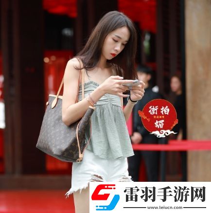 九牛電影天堂高清不卡且?guī)矢?></p><p>除了豐富的影視資源和便捷的使用體驗，九牛電影天堂在內(nèi)容更新和維護(hù)方面也表現(xiàn)出色。平臺不僅定期更新最新上映的電影和電視劇，還提供了高清晰度的播放選項，確保用戶能夠享受到最佳的觀影質(zhì)量。這種對內(nèi)容質(zhì)量的嚴(yán)格把控和持續(xù)改進(jìn)，彰顯了平臺對用戶體驗的高度重視和對市場需求的敏銳把握。</p><p>在技術(shù)層面，九牛電影天堂依托先進(jìn)的云計算和數(shù)據(jù)分析技術(shù)，能夠?qū)崟r跟蹤用戶的觀影偏好并進(jìn)行個性化推薦。這種智能化的推薦系統(tǒng)，不僅提高了用戶的使用滿意度，也增加了用戶的粘性。通過數(shù)據(jù)分析，平臺可以更好地了解用戶的需求，進(jìn)而優(yōu)化內(nèi)容布局和服務(wù)策略，從而不斷提升整體的服務(wù)水平。</p><p>除了技術(shù)和內(nèi)容上的優(yōu)勢，九牛電影天堂還積極拓展與影視制作公司和版權(quán)方的合作關(guān)系。這種合作不僅保證了平臺能夠獲取更多的優(yōu)質(zhì)影視資源，還促進(jìn)了平臺的可持續(xù)發(fā)展。通過建立良好的合作機制和業(yè)務(wù)模式，九牛電影天堂在激烈的市場競爭中保持了獨特的競爭力和創(chuàng)新性。</p><p>在用戶互動方面，九牛電影天堂也做出了不少努力。平臺提供了評論和評分功能，允許用戶在觀看影片后發(fā)表自己的意見和評價。這不僅為其他觀眾提供了參考，也為影片的創(chuàng)作者和發(fā)行方提供了寶貴的反饋。這種雙向的互動機制，進(jìn)一步增強了用戶的參與感和歸屬感，促進(jìn)了平臺社區(qū)的健康發(fā)展。</p>九牛電影天堂：探索數(shù)字化時代的影視盛宴！                </main>            </div>
            <div   class=