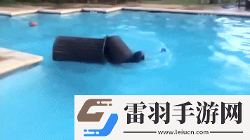 周二搞笑內涵圖美女健身房碰到變態(tài)好尷尬