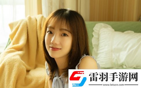 胸前的柔軟掌心溫?zé)?></p><p>溫暖的記憶</p><p>小時候，母親常常在我入睡前輕輕拍著我的胸口，那雙溫暖的手掌，像是在傳遞一種無言的愛與關(guān)懷。每當她的手掌接觸到我的胸口，我都會感到一種難以言喻的安全感。那溫?zé)岬恼菩?，似乎能夠?qū)散一切的疲憊與不安，讓我沉浸在一種純粹的幸福之中。</p><p>溫柔的力量</p><p>隨著時間的推移，這種觸感并未隨著母親的離世而消失。相反，每當我感到孤獨或困惑時，似乎還能感覺到那雙溫暖的手掌，給予我無盡的力量與勇氣。那溫柔的力量，讓我在面對生活的風(fēng)雨時，依然能夠保持一顆堅強的心。</p><p>傳遞的溫暖</p><p>如今，我也成為了一名母親。當我的孩子在夜晚因噩夢驚醒，我會輕輕地拍著他的胸口，用自己的溫暖手掌安撫他的情緒。我希望通過這種方式，將母親曾經(jīng)給我的那份溫暖與愛，傳遞給我的孩子。每當看到孩子在我的懷抱中逐漸平靜，我仿佛看到了小時候的自己，也感受到了母親的那份愛仍在延續(xù)。</p><p>無盡的愛</p><p>愛，或許就是這樣一種簡單而深刻的傳遞。那雙柔軟的手掌，溫?zé)岬挠|感，不僅僅是母親對我的愛，更是她在我生命中留下的深深烙印。每當我感到彷徨與無助時，胸前的那份溫暖，便會喚醒我心底的堅韌與希望。</p><p>這份溫暖，貫穿了我的童年，也延續(xù)到了我的成人生活。它讓我明白，無論身處何地，母親的愛永遠不會離開。那份溫?zé)岬恼菩?，仿佛是一種無形的力量，時刻在守護著我，陪伴著我前行。</p></article>            </div>
            <div   class=