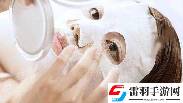一個(gè)在上吃一個(gè)在下面敷面膜