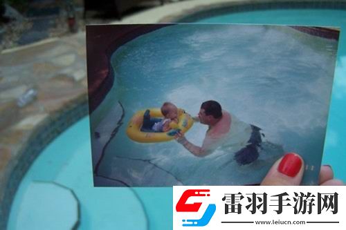 當現(xiàn)實與回憶重疊的瞬間淚水劃過灑向照片