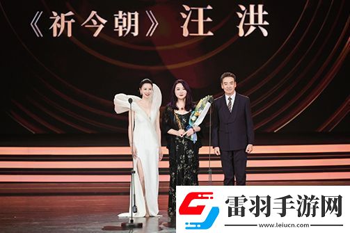 演員寇振海為“最佳青年劇集編輯”獲獎(jiǎng)短片頒獎(jiǎng)