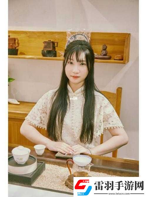 糖心旗袍茶藝?yán)蠋?></p><p>NANA 老師與旗袍似乎有著與生俱來的緣分。那一件件精美絕倫的旗袍，在她身上仿佛被賦予了生命，勾勒出她婀娜多姿的身形，展現(xiàn)出東方女性獨(dú)有的優(yōu)雅與韻味。無論是傳統(tǒng)的款式還是改良后的設(shè)計(jì)，她都能穿出獨(dú)特的魅力，仿佛每一件旗袍都是為她量身定制。當(dāng)她身著旗袍，款步走入茶室，那場景如同一幅美麗的畫卷，讓人陶醉其中。</p><p>而她的茶藝更是令人贊嘆不已。NANA 老師對茶有著深入的研究和獨(dú)特的見解。她熟知各種茶葉的特性、產(chǎn)地以及沖泡方法，能根據(jù)不同的茶葉選擇最適宜的茶具和水溫，只為了能泡出一杯完美的茶湯。在她的手中，泡茶不僅僅是一個(gè)簡單的過程，更是一種藝術(shù)的呈現(xiàn)。她的動作優(yōu)雅嫻熟，注水、沖泡、出湯，每一個(gè)環(huán)節(jié)都如行云流水般自然流暢，讓人感受到一種寧靜與平和。</p><p>NANA 老師認(rèn)為，茶藝不僅僅是關(guān)于茶的技藝，更是一種生活態(tài)度和文化傳承。她常常教導(dǎo)學(xué)生們，要用心去感受每一片茶葉所蘊(yùn)含的故事和情感，要在品茶的過程中體會生活的美好。她會帶著學(xué)生們一起了解茶的歷史、文化，讓他們明白茶在中國傳統(tǒng)文化中的重要地位。通過她的教導(dǎo)，學(xué)生們不僅學(xué)會了如何泡茶，更懂得了尊重和欣賞傳統(tǒng)文化。</p><p>在她的課堂上，總是充滿著溫馨與和諧的氛圍。NANA 老師總是以親切和藹的態(tài)度對待每一位學(xué)生，耐心地解答他們的問題，給予他們鼓勵(lì)和支持。她相信，每一個(gè)人都有自己獨(dú)特的魅力和潛力，而她的職責(zé)就是幫助他們發(fā)掘和展現(xiàn)出來。在她的引導(dǎo)下，學(xué)生們逐漸放下了浮躁與焦慮，沉浸在茶香的世界里，感受著內(nèi)心的寧靜與平和。</p><p>NANA 老師也積極參與各種茶藝活動和文化交流。她會在一些重要的場合展示她的茶藝，讓更多的人了解和喜愛中國的茶文化。她還會與其他茶藝師進(jìn)行交流和合作，共同探索茶藝的創(chuàng)新與發(fā)展。她的努力和付出，不僅為她自己贏得了聲譽(yù)和尊重，也為推廣中國茶文化做出了貢獻(xiàn)。</p><p>對于想要學(xué)習(xí)茶藝的人，NANA 老師也有一些實(shí)用的建議。她強(qiáng)調(diào)，首先要保持一顆熱愛和敬畏的心，只有真正熱愛茶，才能用心去學(xué)習(xí)和探索。要注重基礎(chǔ)知識的積累，了解茶的種類、產(chǎn)地、制作工藝等。要不斷練習(xí)沖泡技巧，通過實(shí)踐來提高自己的水平。還要多與他人交流和分享，從不同的人那里學(xué)習(xí)到不同的經(jīng)驗(yàn)和見解。要將茶藝融入到生活中，讓品茶成為一種生活習(xí)慣，在茶香中尋找內(nèi)心的寧靜和滿足。</p><p>糖心旗袍茶藝?yán)蠋?NANA，以她的優(yōu)雅與茶香，感染著身邊的每一個(gè)人。她用自己的行動詮釋著對茶藝的熱愛和對傳統(tǒng)文化的尊重，成為了無數(shù)人心中的榜樣。在這個(gè)快節(jié)奏的時(shí)代，她的存在讓我們感受到了一種別樣的美好和寧靜。讓我們一起跟隨 NANA 老師的腳步，走進(jìn)茶藝的世界，感受那一份獨(dú)特的優(yōu)雅與茶香，讓生活在茶香中綻放出更加絢麗的光彩。</p><p>或許，在未來的日子里，NANA 老師會繼續(xù)帶著她的旗袍和茶藝，走向更廣闊的舞臺，將這份優(yōu)雅與茶香傳遞給更多的人。而我們，也將在她的影響下，更加珍惜生活中的每一份美好，用一顆平和的心去面對生活的挑戰(zhàn)和機(jī)遇。讓我們期待著 NANA 老師帶給我們更多的驚喜和感動，讓我們一起在茶香中追尋那一份永恒的美好。</p>            </div>
            <div   class=