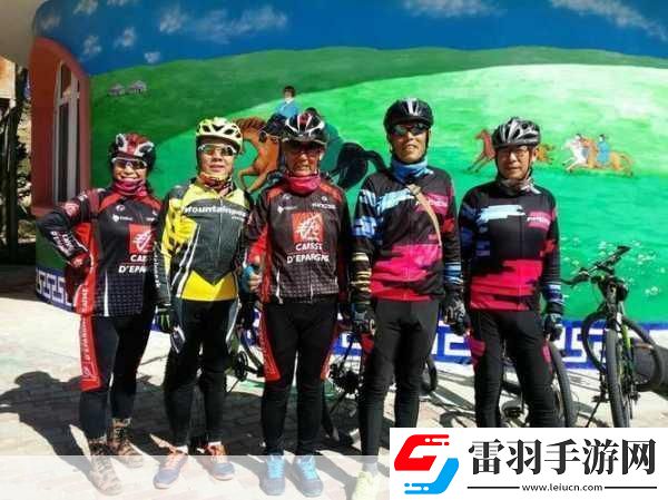 一前一后三個(gè)人一起騎自行車騎行三人行