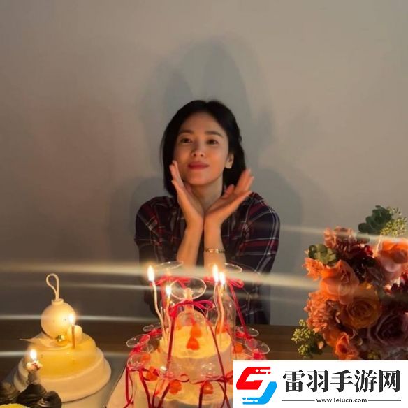 43歲宋慧喬曬生日照一頭干練短發(fā)托腮淺笑宛如20歲