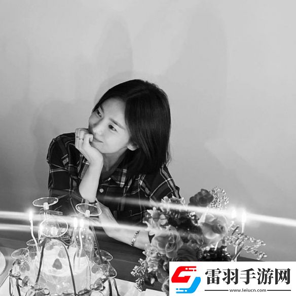 43歲宋慧喬曬生日照一頭干練短發(fā)托腮淺笑宛如20歲
