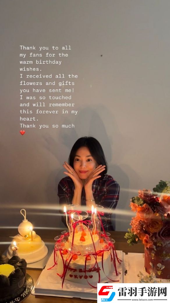 43歲宋慧喬曬生日照一頭干練短發(fā)托腮淺笑宛如20歲