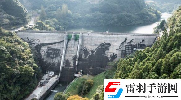 日本佐賀水庫大壩驚現(xiàn)哥斯拉壁畫！看似天成實際人為