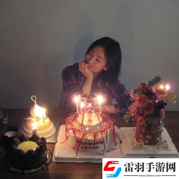 43歲宋慧喬曬生日照一頭干練短發(fā)托腮淺笑宛如20歲