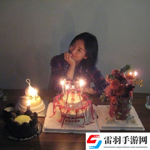43歲宋慧喬曬生日照一頭干練短發(fā)托腮淺笑宛如20歲