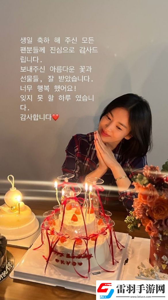 43歲宋慧喬曬生日照一頭干練短發(fā)托腮淺笑宛如20歲