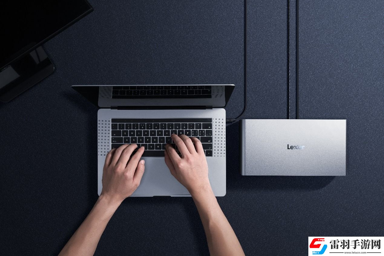雷克沙ProfessionalWorkflow桌面?zhèn)浞菡?><p>雷電4加持，40Gbps疾速傳輸</p><p>得益于先進的Thunderbolt 4技術(shù)，Lexar Professional Workflow的傳輸速度高達40Gbps，兼容全新 CFexpress 4.0 Type A及Type B存儲卡，也可向下兼容 CFexpress 2.0 Type A 及Type B存儲卡，搭配 Lexar Diamond CFe 4.0 Type B 卡，達到高達 3300MB/s的數(shù)據(jù)傳輸速度。這意味著用戶可以在短時間內(nèi)完成大量文件的傳輸，極大提升了工作效率。同時，背面的雷電4接口，支持外接顯示器擴展工作空間，解鎖高達8K的超高清素材觀看體驗，為后期制作提供了更為廣闊的視野與創(chuàng)作空間。</p><p style=