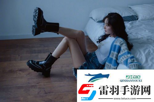 幾個(gè)裝修工人把我壓在茶幾