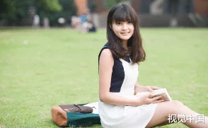 被眾人追捧的清純?；ㄒ馔庀萑虢芍畱俚墓适?></p><p>許多網(wǎng)友對此表示關(guān)心，并建議小雨尋求專業(yè)心理咨詢。有評論寫道：“這樣的事情很難處理，希望她能找到一個合適的方法來解決自己的困惑?！币恍┲С终邉t鼓勵她勇敢追求自己的幸福，但同時提醒她注意保護自己，不要輕易放棄未來的發(fā)展機會。</p><h3>愛情與責任</h3><p>在這個故事中，小雨不僅需要面對個人情感選擇，還需考慮到家庭、朋友以及社會對她行為可能產(chǎn)生的反響。很多人認為，一個人的選擇應(yīng)該為其后果負責，而不是單純地追求短暫快樂。因此，對于小雨來說，這段禁忌之戀是否值得繼續(xù)下去，將是一個艱難而重要的問題。</p><p>不少網(wǎng)友分享了他們自己的經(jīng)歷，有的人曾經(jīng)因為類似情況而迷失方向，也有人通過努力最終走出了陰霾。他們一致認為，無論如何，都應(yīng)當珍惜生命中的每一次體驗，同時保持理智和自我反省的重要性。</p><p>相關(guān)問題及解答：</p><p>為什么禁忌之戀如此吸引人？禁忌之戀通常涉及強烈且復雜的情感，使得雙方更容易沉浸于激情中。但這種吸引力往往伴隨風險，需要謹慎處理以避免傷害彼此或他人。</p><p style=
