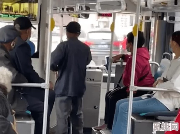 公交車掀開奶罩邊躁狠狠躁說說乘客目睹驚人一幕現(xiàn)場氣氛瞬間緊張至極引發(fā)熱議！