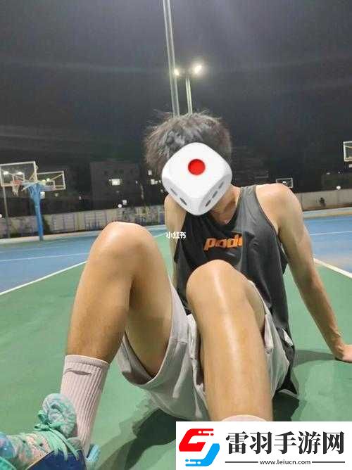 和體育生做究竟是種怎樣的奇妙體驗?zāi)?></p><p>體育生，他們仿佛是活力與激情的化身，總是散發(fā)著一種獨(dú)特的魅力。與他們在一起，生活仿佛被注入了一股源源不斷的能量。</p><p>記得第一次見到他，是在學(xué)校的操場上。陽光灑在他矯健的身姿上，他奔跑的身影如同風(fēng)一般迅速。汗水濕透了他的衣衫，但他的眼神中卻充滿了堅定和執(zhí)著。那一刻，我被他身上那種勇往直前的沖勁所吸引。</p><p>相處之后，我發(fā)現(xiàn)體育生有著異于常人的毅力和自律。每天清晨，當(dāng)大多數(shù)人還在睡夢中時，他們已經(jīng)開始了一天的訓(xùn)練。無論是嚴(yán)寒酷暑，還是刮風(fēng)下雨，他們的訓(xùn)練從未間斷。這種堅持不懈的精神，也漸漸地感染了我。在面對生活中的困難時，我學(xué)會了不再輕易退縮，而是像他們一樣勇敢地迎接挑戰(zhàn)。</p><p>他們對于目標(biāo)的明確追求，也讓我深受啟發(fā)。每一次比賽，他們都有著清晰的目標(biāo)，為了實現(xiàn)那個目標(biāo)，他們會制定詳細(xì)的計劃，并嚴(yán)格執(zhí)行。這種目標(biāo)導(dǎo)向的思維方式，讓他們在賽場上屢獲佳績，也讓我在自己的學(xué)習(xí)和生活中更加明確了努力的方向。</p><p>和體育生在一起，運(yùn)動成為了我們生活中不可或缺的一部分。周末的時候，我們會一起去爬山，在攀登的過程中，感受大自然的魅力，同時也鍛煉了自己的意志?；蛘咭黄鹑ゴ蚧@球，在球場上盡情地奔跑、跳躍、傳球、投籃，享受著運(yùn)動帶來的快樂和自由。在他們的陪伴下，我逐漸愛上了運(yùn)動，身體也變得更加健康和有活力。</p><p>體育生的團(tuán)隊精神也是令人稱贊的。在參加各種體育比賽時，他們相互配合、相互支持，為了團(tuán)隊的榮譽(yù)而共同努力。這種團(tuán)隊精神不僅僅體現(xiàn)在賽場上，在日常生活中，他們也總是樂于幫助他人，關(guān)心隊友。在他們的影響下，我學(xué)會了更好地與他人合作，懂得了團(tuán)隊的力量是無窮的。</p><p>和體育生在一起也并非總是一帆風(fēng)順。他們有時會因為訓(xùn)練的疲憊和比賽的壓力而變得情緒低落。在這些時候，我需要給予他們更多的理解和支持，幫助他們度過難關(guān)。但正是這些小小的挫折和困難，讓我們的關(guān)系更加緊密，也讓我們更加懂得珍惜彼此。</p><p>與體育生在一起的日子里，我見證了他們在賽場上的榮耀時刻，也陪伴他們度過了低谷期。他們的歡笑和淚水，他們的成功與失敗，都成為了我們共同的回憶。在他們的身上，我看到了青春的無限可能，看到了夢想的力量。</p><p>這段與體育生在一起的奇妙體驗，讓我收獲了成長、友誼和勇氣。他們用自己的行動詮釋了什么是拼搏，什么是堅持，什么是團(tuán)隊。他們就像一束耀眼的光芒，照亮了我前行的道路，讓我在未來的人生中更加堅定地追逐自己的夢想。</p><p>如今，雖然那段時光已經(jīng)遠(yuǎn)去，但那些美好的回憶依然深深地印在我的心中。每當(dāng)我想起與體育生在一起的點(diǎn)點(diǎn)滴滴，心中都會涌起一股溫暖和力量。我相信，無論未來的路有多么漫長和曲折，這段奇妙的體驗都將永遠(yuǎn)陪伴著我，激勵著我不斷前進(jìn)。</p></article>            </div>
            <div   class=