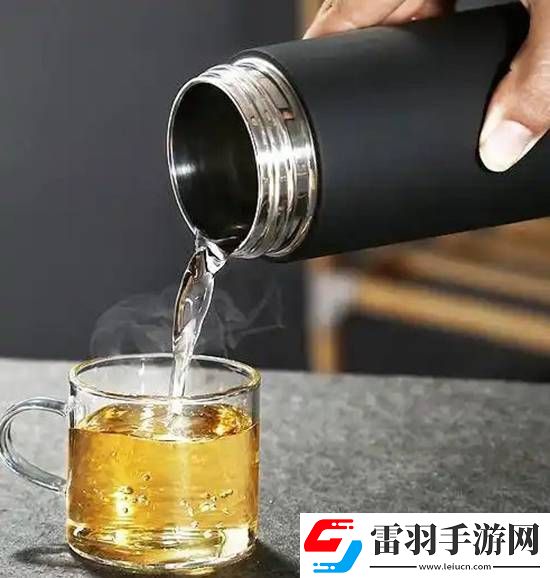 男孩保溫杯裝開水搖晃瞬間爆炸