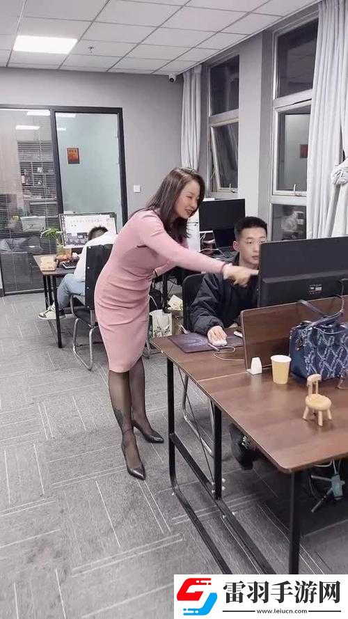 在辦公室遭遇經理令人尷尬的添我下面行為