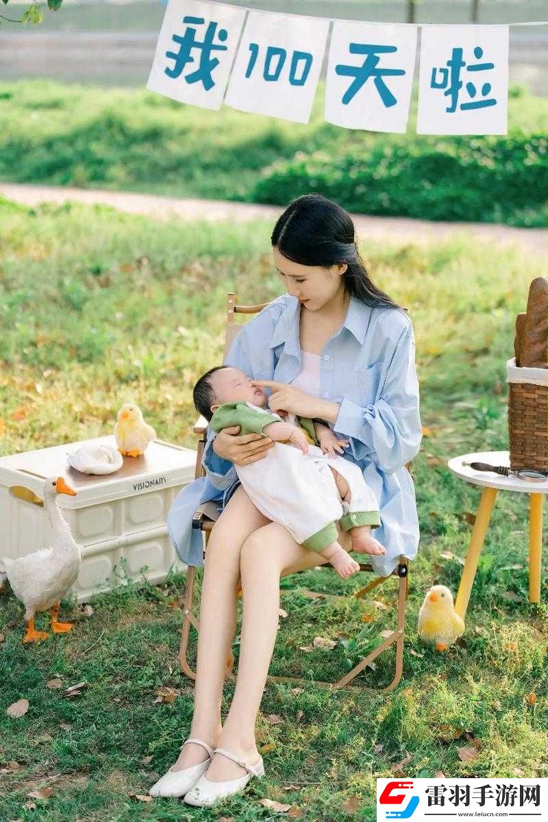 寶寶把腿抬起來(lái)靠墻上