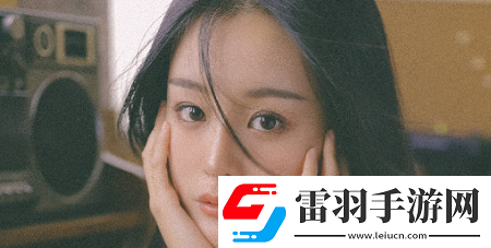 一前一后三個(gè)人一起騎自行車(chē)